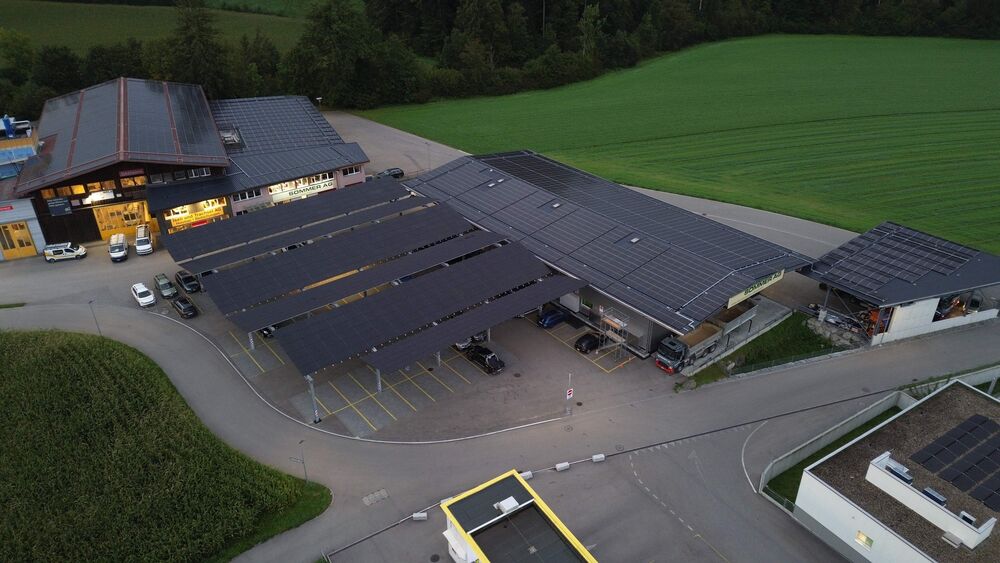Das Areal der Sommer AG Reisen und Transporte in Grünen BE wurde über verschiedene Etappen hinweg mit Solarmodulen ausgestattet. PV-Leistung total 930 kWp. (Foto: Schweizer Solarpreis 2025)